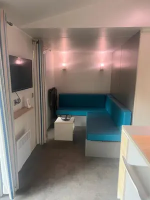Coin salon dans l'établissement Mobil Home du Lac - Camping 4 Étoiles