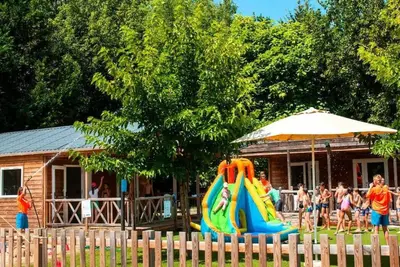 Aire de jeux pour enfants de l'établissement Mobil Home du Lac - Camping 4 Étoiles