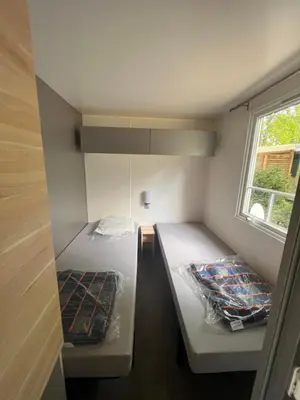 Un ou plusieurs lits dans un hébergement de l'établissement Mobil Home du Lac - Camping 4 Étoiles