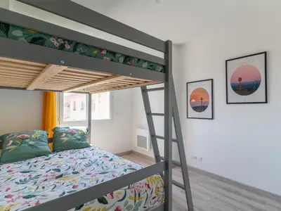 Un ou plusieurs lits dans un hébergement de l'établissement Appartement 3* à 50m de l'Océan, 5 pers, Clim, Wifi, Parking - Mimizan Plage - FR-1-50-116