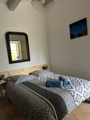 Un ou plusieurs lits dans un hébergement de l'établissement Petite maison plein pied jardin