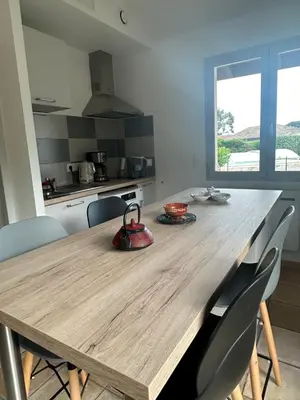 Cuisine ou kitchenette dans l'établissement Petite maison plein pied jardin