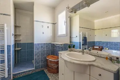 Salle de bains dans l'établissement Maison Urt - Charmante maison avec piscine